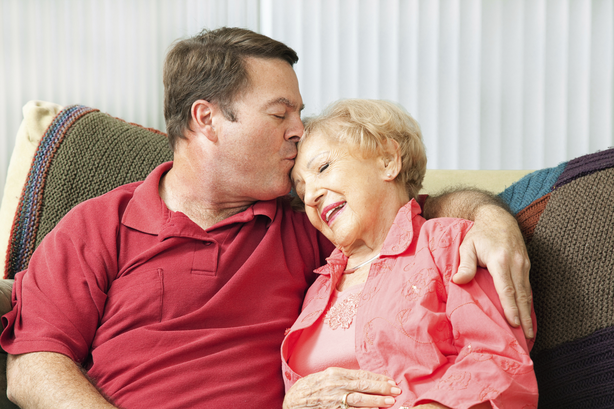 Older mamas. Пожилые и молодые люди. Объятия пожилых. Мужчина с пожилой матерью. Пожилой мужчина.